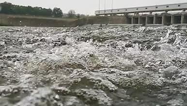 水库奔腾汹涌的河流视频的预览图